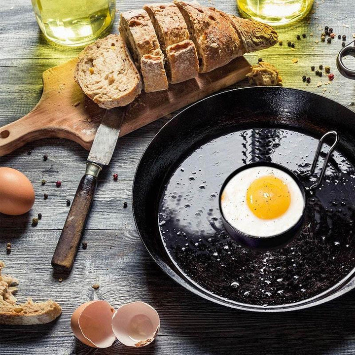 "Stilren non-stick omeletring i rostfritt stål med vikbart handtag, perfekt för ägg och pannkakor i köket."