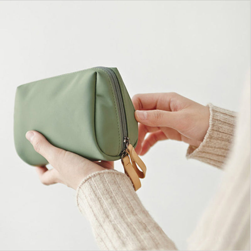 "Stilren resenecessär för kvinnor i flera färger med stor kapacitet, elegant design och praktiska förvaringsfack."