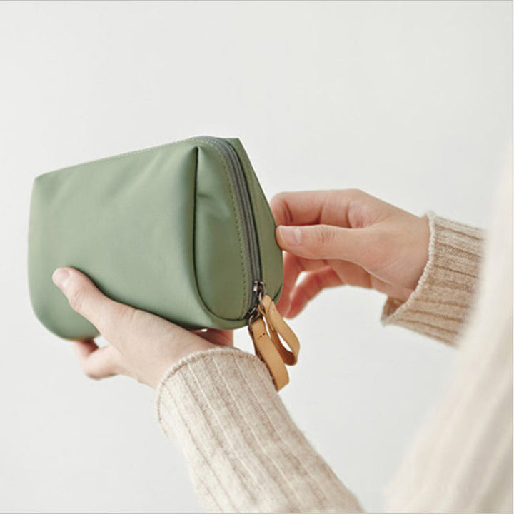 "Stilren resenecessär för kvinnor i flera färger med stor kapacitet, elegant design och praktiska förvaringsfack."