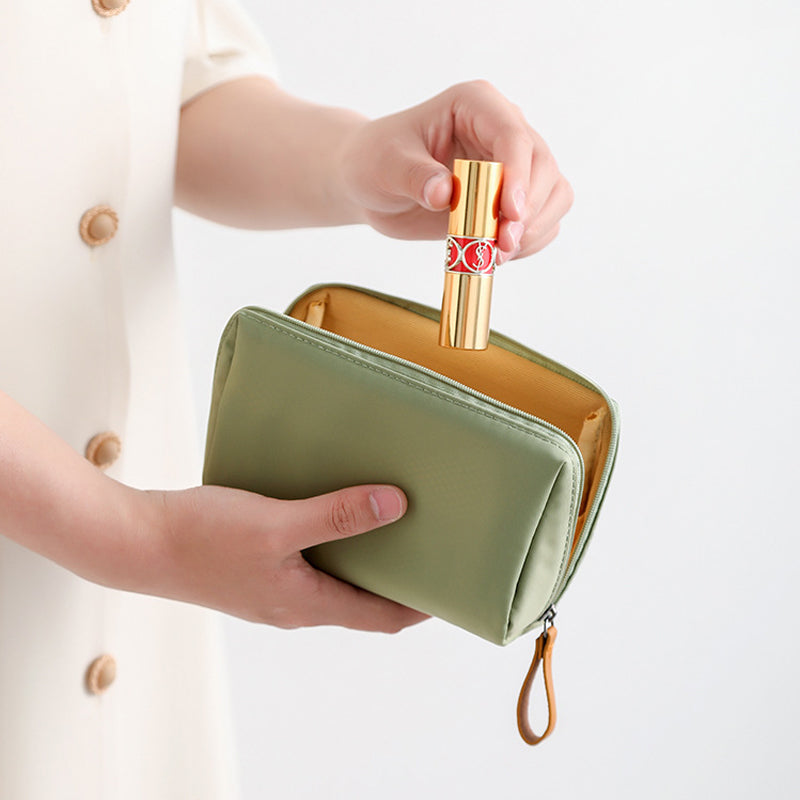 "Stilren resenecessär för kvinnor i flera färger med stor kapacitet, elegant design och praktiska förvaringsfack."