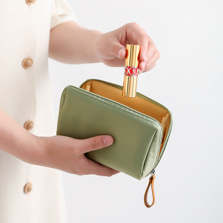 "Stilren resenecessär för kvinnor i flera färger med stor kapacitet, elegant design och praktiska förvaringsfack."