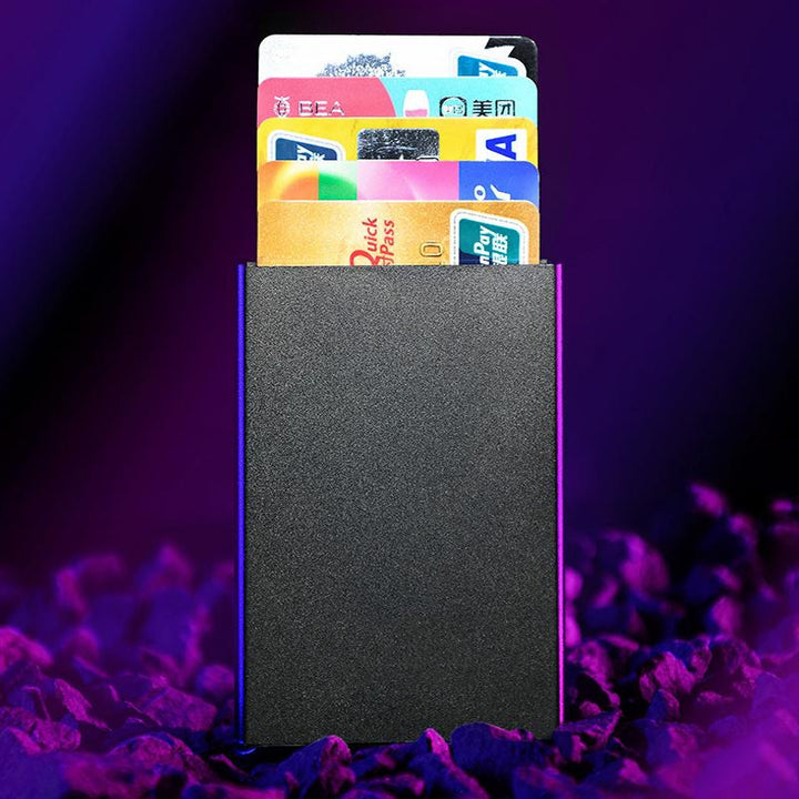 Stilren RFID-blockerande plånbok i aluminiumlegering, kompakt design, skyddar kort mot stöld. Finns i flera färger.