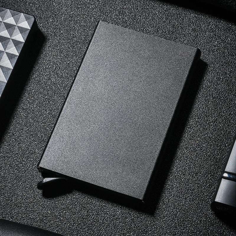 Stilren RFID-blockerande plånbok i aluminiumlegering, kompakt design, skyddar kort mot stöld. Finns i flera färger.