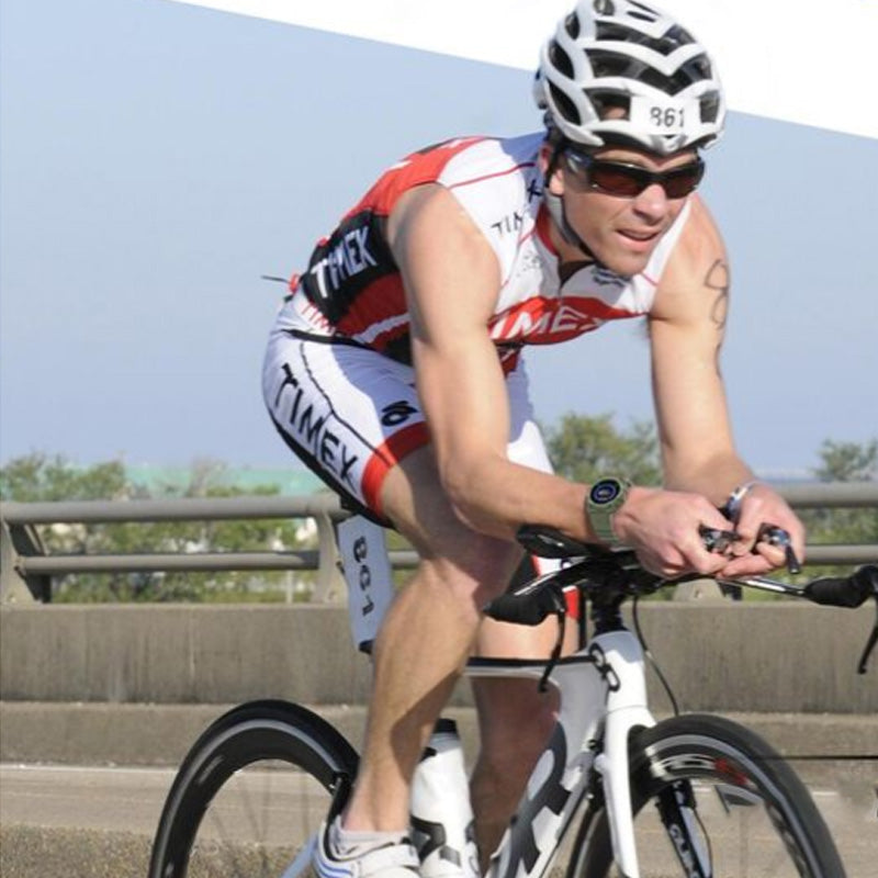 "Stilren smartklocka i retro design med svart urtavla, klar display och pulsmätare, perfekt för hälsokoll och stil."