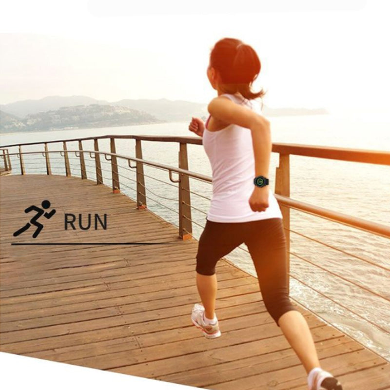 "Stilren smartklocka i retro design med svart urtavla, klar display och pulsmätare, perfekt för hälsokoll och stil."