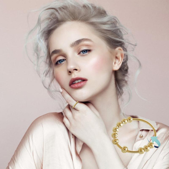 "Stilren Spinner Fidget Ring i silver för stresslindring, med roterande pärlor. Perfekt accessoar för både män och kvinnor."