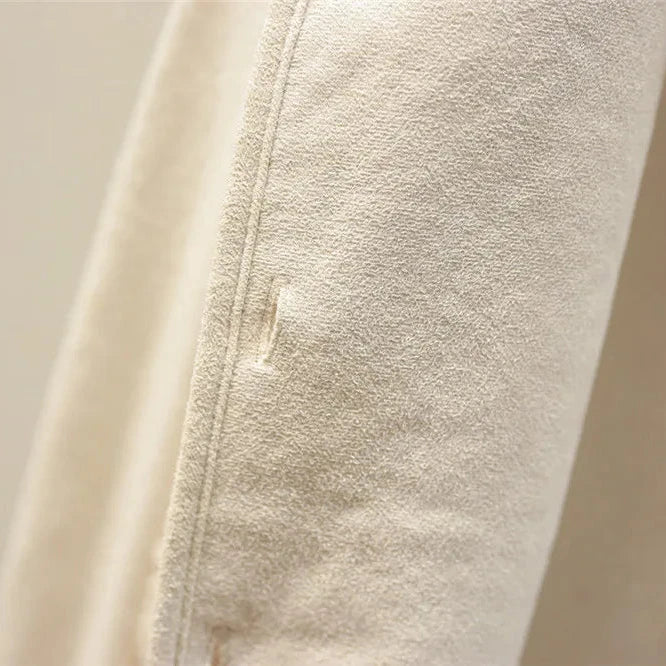 "Stilren värmande väst i beige, brun, kaffefärgad - idealisk för lager-på-lager och alla tillfällen, med knappstängning."