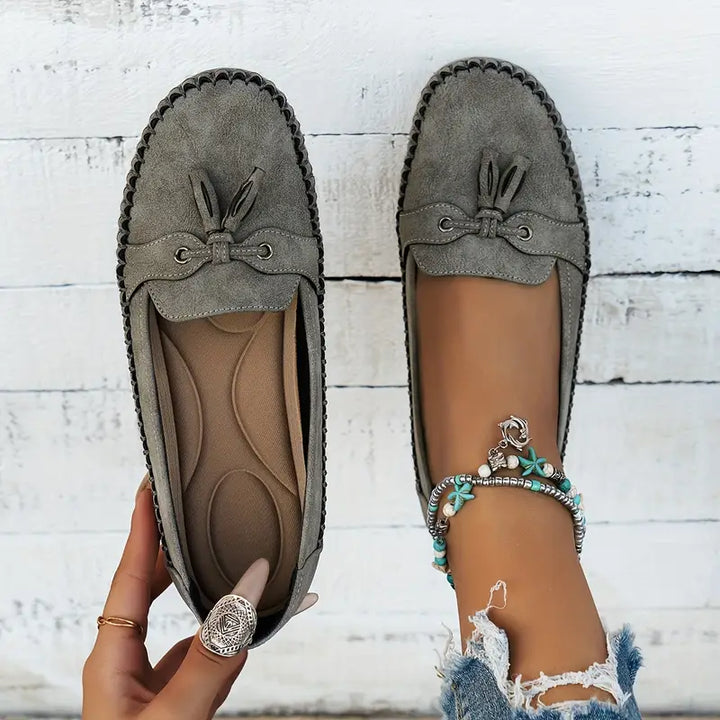 "Stilrena gråa Chantal loafers för kvinnor, elegant design och bekväm passform, perfekt för vardag och arbete."