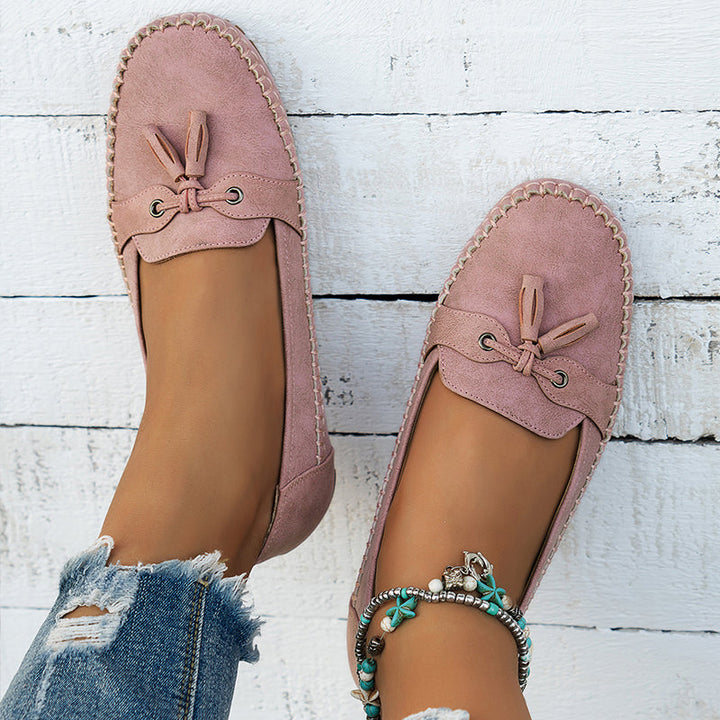 "Stilrena gråa Chantal loafers för kvinnor, elegant design och bekväm passform, perfekt för vardag och arbete."
