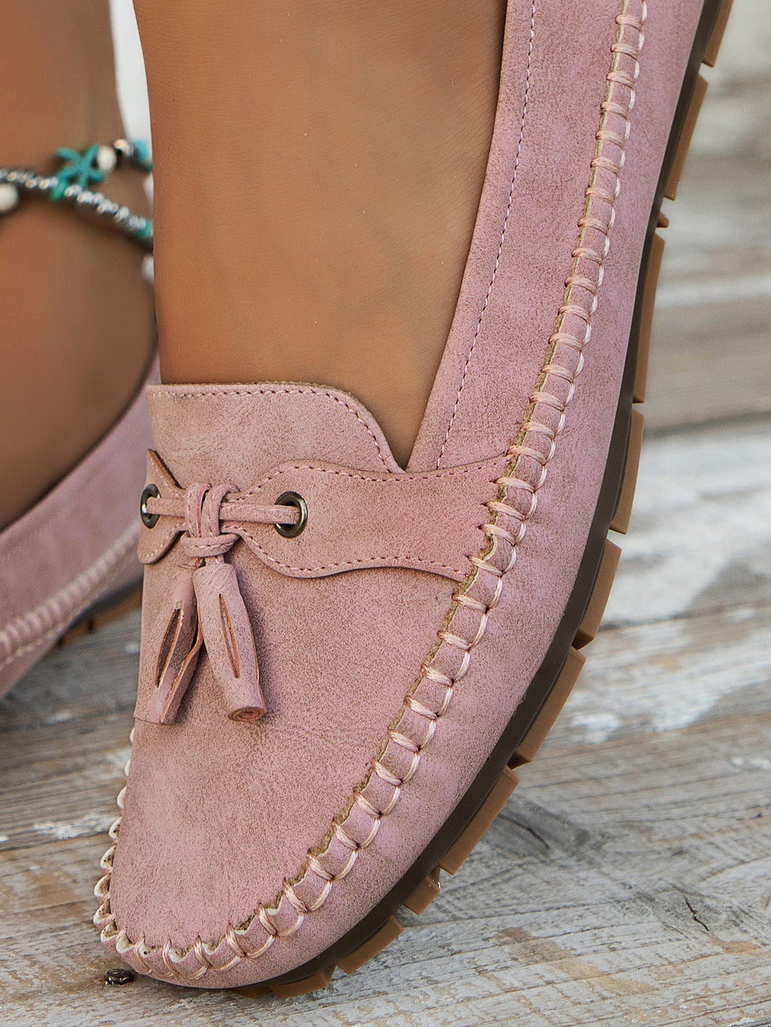 "Stilrena gråa Chantal loafers för kvinnor, elegant design och bekväm passform, perfekt för vardag och arbete."