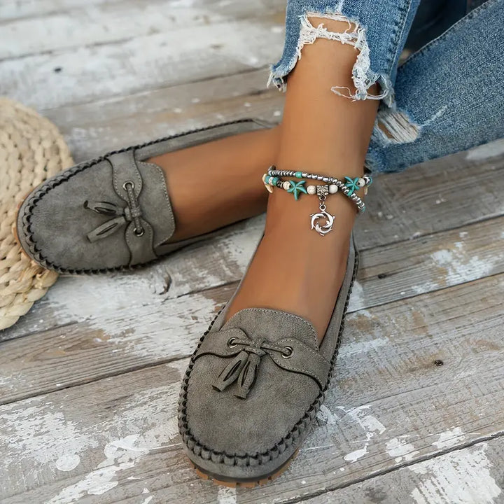 "Stilrena gråa Chantal loafers för kvinnor, elegant design och bekväm passform, perfekt för vardag och arbete."