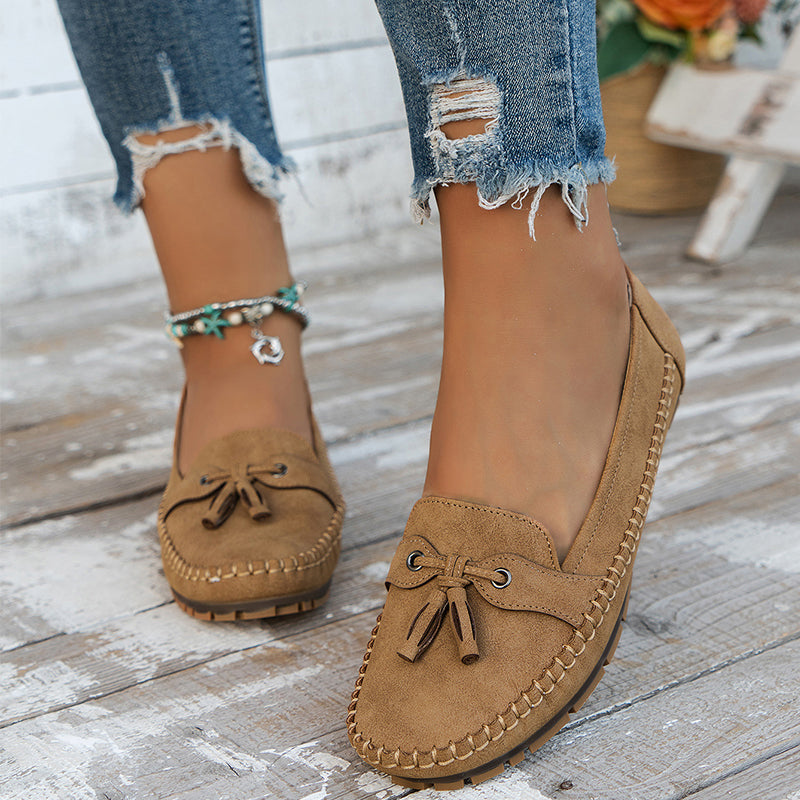 "Stilrena gråa Chantal loafers för kvinnor, elegant design och bekväm passform, perfekt för vardag och arbete."