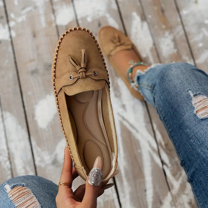 "Stilrena gråa Chantal loafers för kvinnor, elegant design och bekväm passform, perfekt för vardag och arbete."