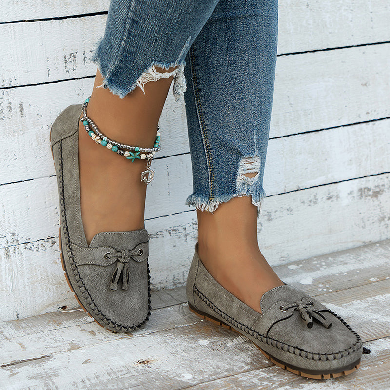 "Stilrena gråa Chantal loafers för kvinnor, elegant design och bekväm passform, perfekt för vardag och arbete."