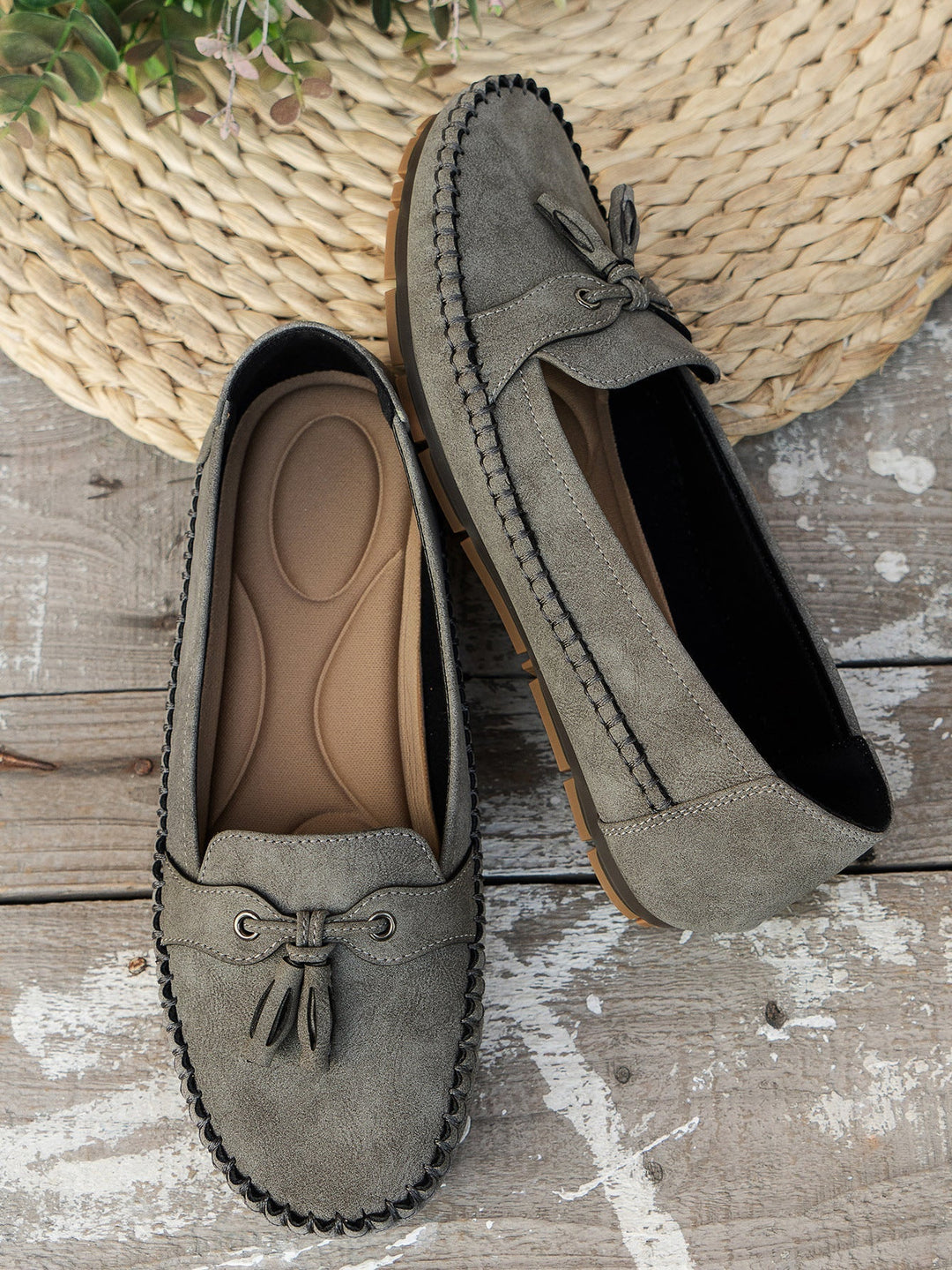 "Stilrena gråa Chantal loafers för kvinnor, elegant design och bekväm passform, perfekt för vardag och arbete."