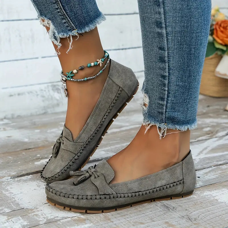 "Stilrena gråa Chantal loafers för kvinnor, elegant design och bekväm passform, perfekt för vardag och arbete."