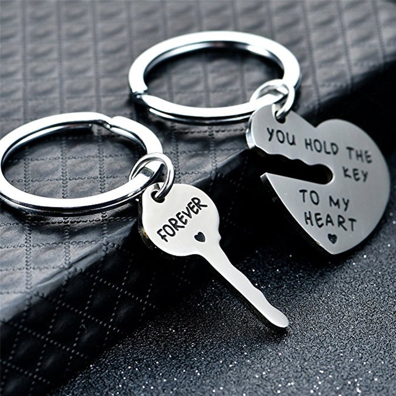 "Stilrena nyckelringar för par i rostfritt stål med kärleksfull design och inskription, perfekt present för honom och henne."