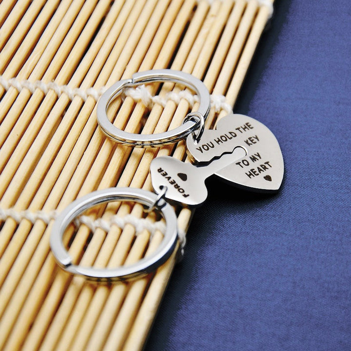 "Stilrena nyckelringar för par i rostfritt stål med kärleksfull design och inskription, perfekt present för honom och henne."