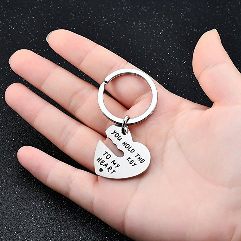 "Stilrena nyckelringar för par i rostfritt stål med kärleksfull design och inskription, perfekt present för honom och henne."