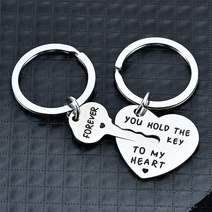 "Stilrena nyckelringar för par i rostfritt stål med kärleksfull design och inskription, perfekt present för honom och henne."