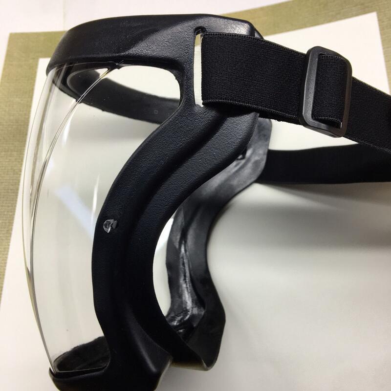 "Stort genomskinligt ansiktsskydd med antidimma, wrap-around design och blå detaljer, unisex skydd för ansikte."