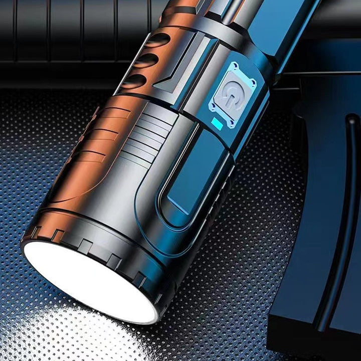 Super stark ficklampa med zoom, vattentät och 3000 lumen. Kompakt design, grå färg, perfekt för utomhusäventyr.