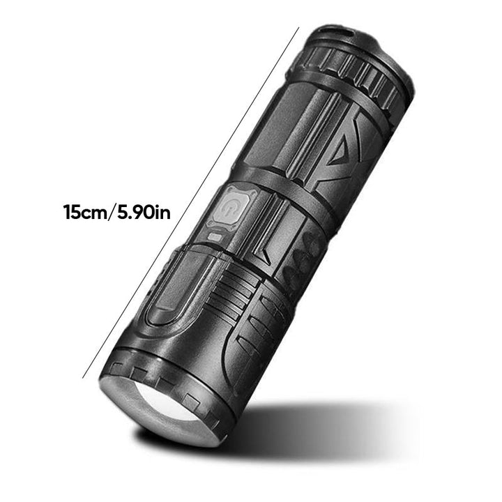 Super stark ficklampa med zoom, vattentät och 3000 lumen. Kompakt design, grå färg, perfekt för utomhusäventyr.