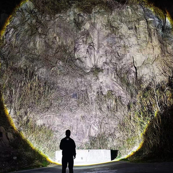 Super stark ficklampa med zoom, vattentät och 3000 lumen. Kompakt design, grå färg, perfekt för utomhusäventyr.