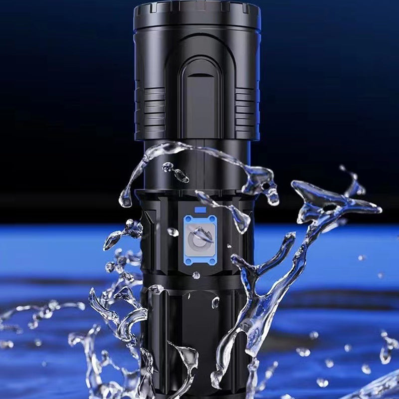 Super stark ficklampa med zoom, vattentät och 3000 lumen. Kompakt design, grå färg, perfekt för utomhusäventyr.