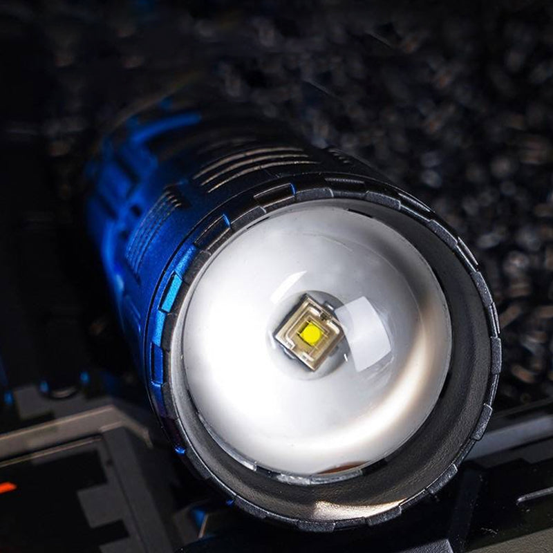 Super stark ficklampa med zoom, vattentät och 3000 lumen. Kompakt design, grå färg, perfekt för utomhusäventyr.