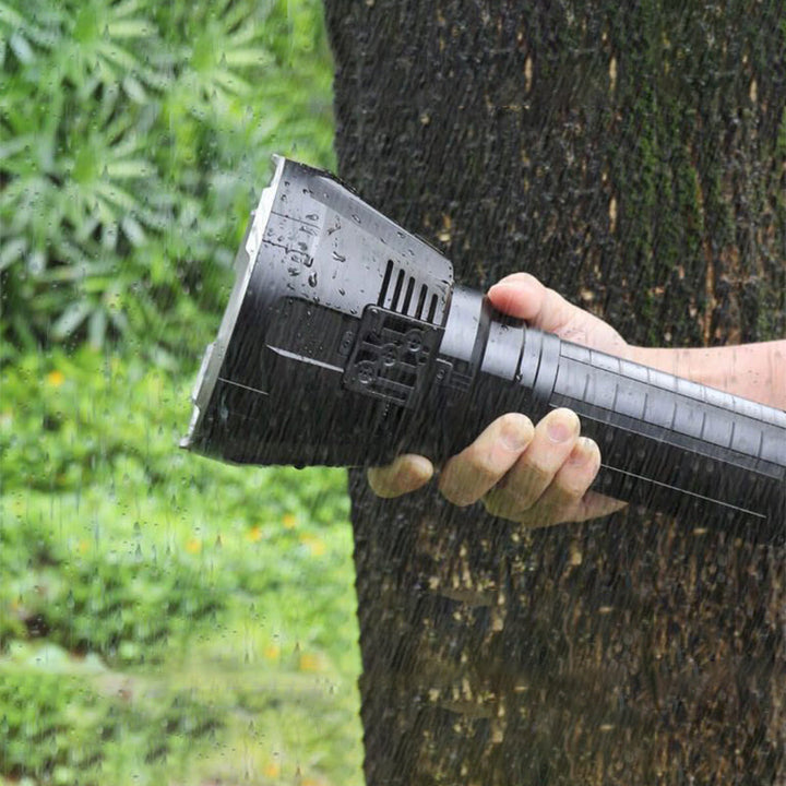 "Superlysstark ficklampa med Cree XHP70 dioder, slitstarkt aluminiumhölje, idealisk för utomhusaktiviteter."