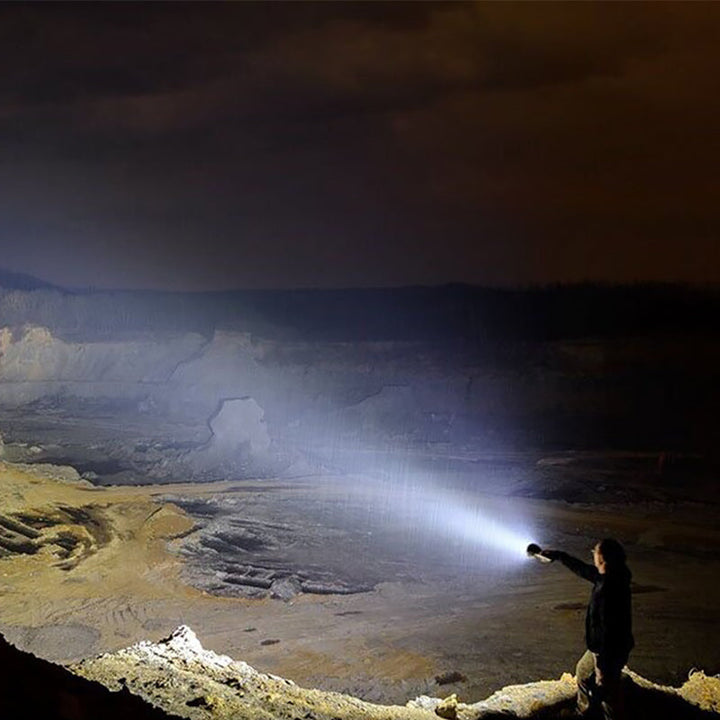 "Superlysstark ficklampa med Cree XHP70 dioder, slitstarkt aluminiumhölje, idealisk för utomhusaktiviteter."