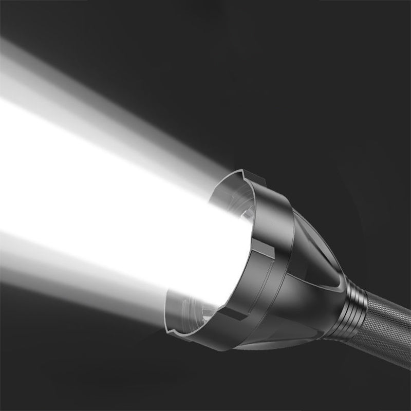 "Superlysstark ficklampa med Cree XHP70 dioder, slitstarkt aluminiumhölje, idealisk för utomhusaktiviteter."