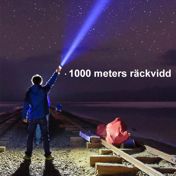 "Superlysstark ficklampa med Cree XHP70 dioder, slitstarkt aluminiumhölje, idealisk för utomhusaktiviteter."