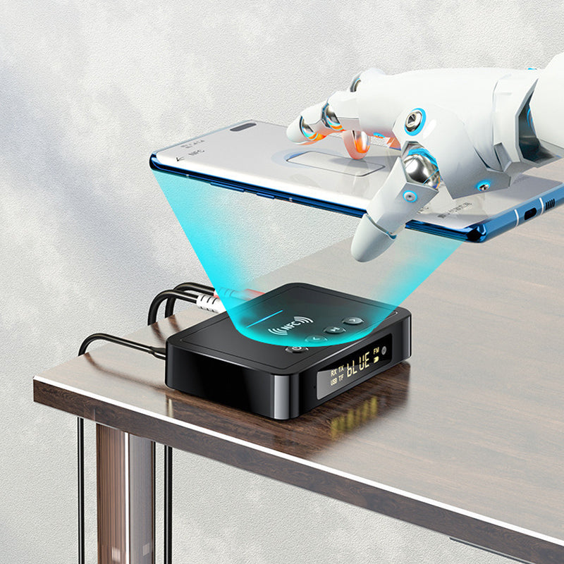 "Svart Bluetooth 5.0 sändare och mottagare, elegant design, kompakt med olika portar för flexibel anslutning."