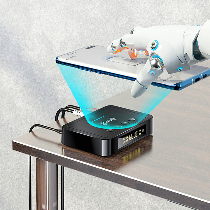 "Svart Bluetooth 5.0 sändare och mottagare, elegant design, kompakt med olika portar för flexibel anslutning."