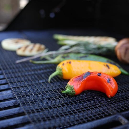 "Svart grillnät för BBQ-matlagning utomhus, visar en högkvalitativ non-stick yta för camping och trädgårdsgrillning."