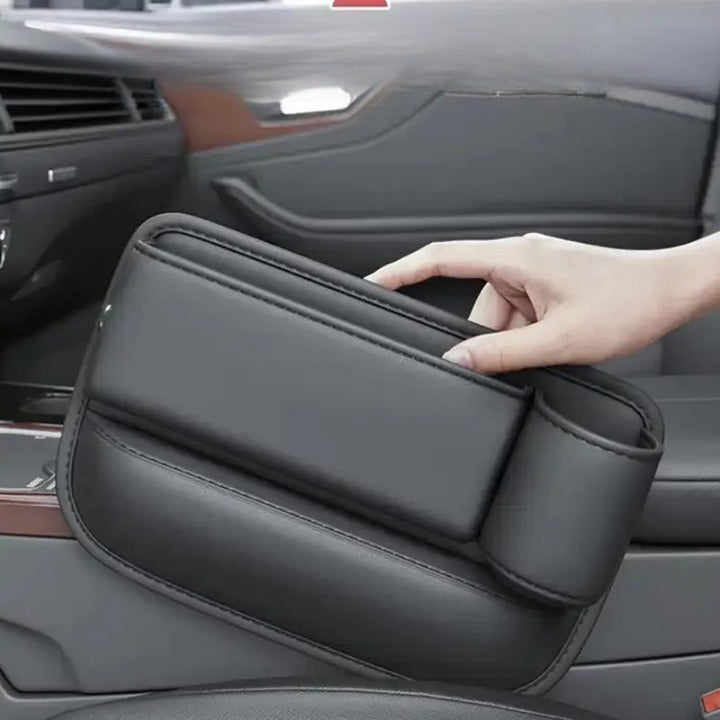 "Svart läderförvaringsbox för bilsätesgapp. Stilren design, enkel installation, förhindrar föremål från att falla ner."