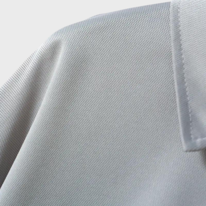 "Svart långärmad herr T-shirt, modern och stilren design med mjukt tyg, perfekt för lager-på-lager och kuranta outfits."