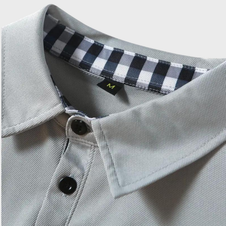 "Svart långärmad herr T-shirt, modern och stilren design med mjukt tyg, perfekt för lager-på-lager och kuranta outfits."