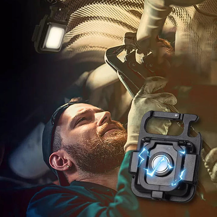 "Svart multifunktionell nyckelring nödljus med kompakt design och 4 ljuslägen, perfekt för utomhusaktiviteter."