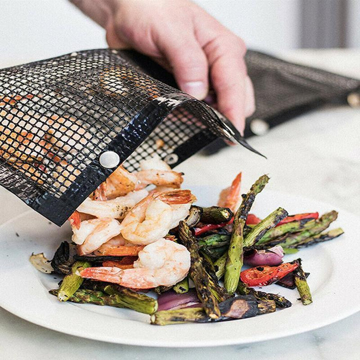 "Svart non-stick grill nätpåse, perfekt för enkel och effektiv grillning, gjord av PTFE-tyg med snäppförslutning."