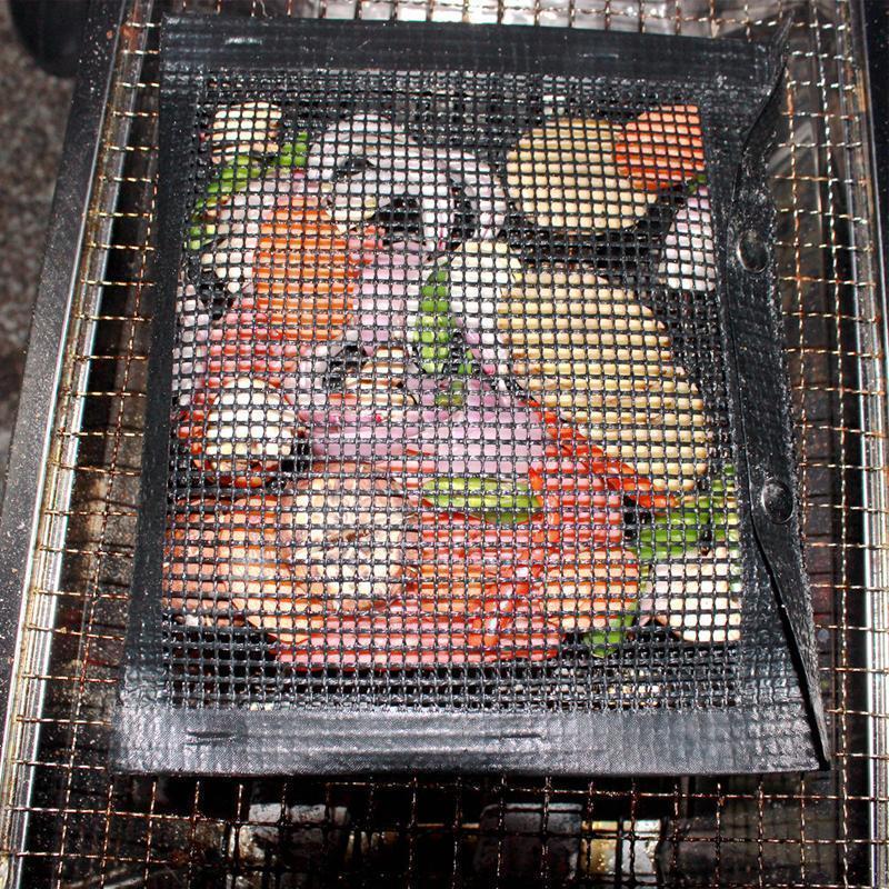 "Svart non-stick grill nätpåse, perfekt för enkel och effektiv grillning, gjord av PTFE-tyg med snäppförslutning."