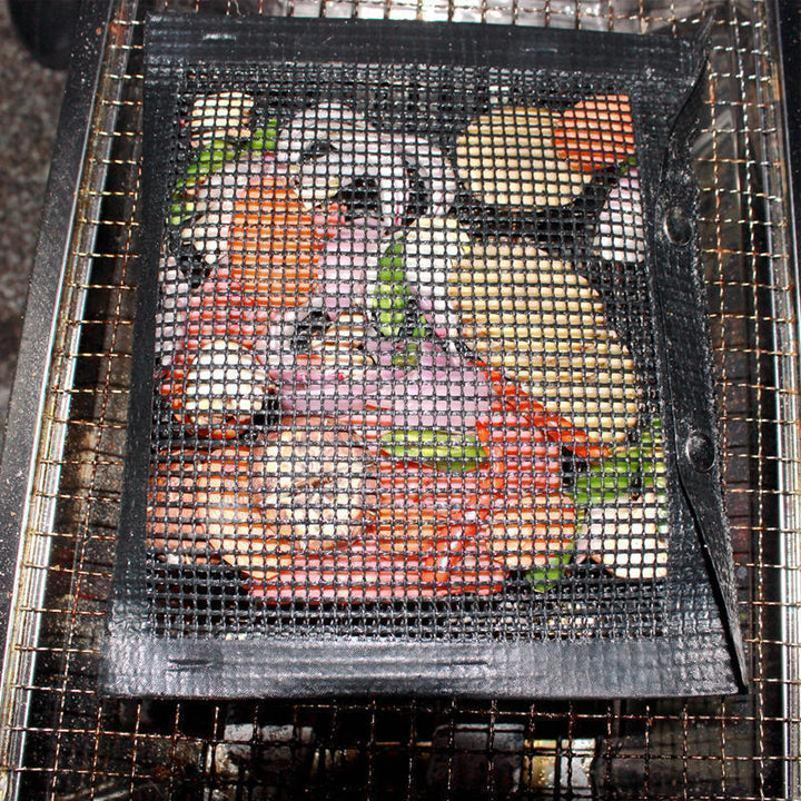"Svart non-stick grill nätpåse, perfekt för enkel och effektiv grillning, gjord av PTFE-tyg med snäppförslutning."