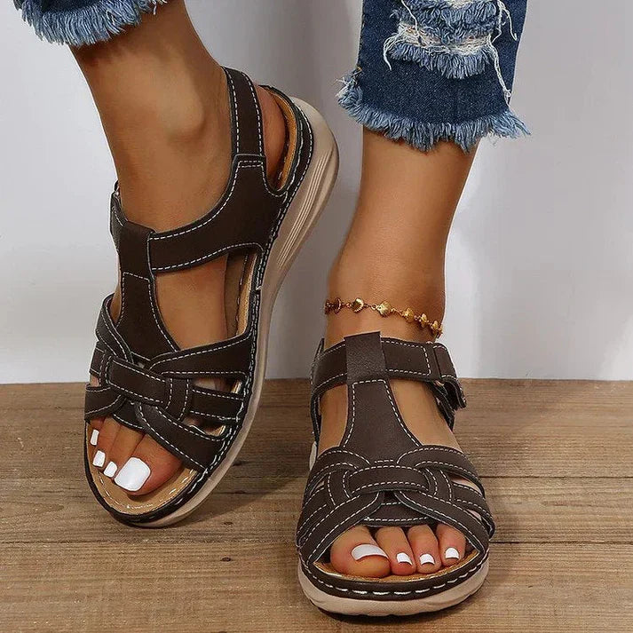 "Svart och brun vintageinspirerade damläder sandaler med handgjorda detaljer och ergonomisk innersula för komfort."