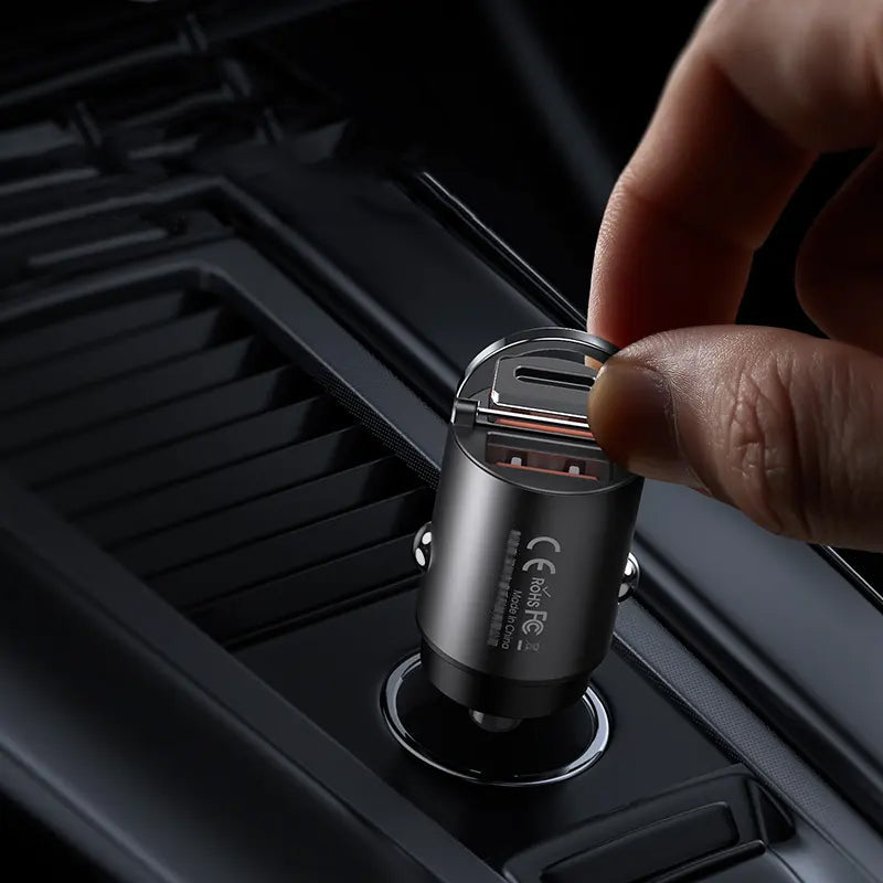 "Svart och silver, multikompatibel snabbladdande billaddare med USB och Typ-C portar för bilen, kompakt och säker."