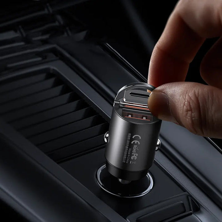 "Svart och silver, multikompatibel snabbladdande billaddare med USB och Typ-C portar för bilen, kompakt och säker."