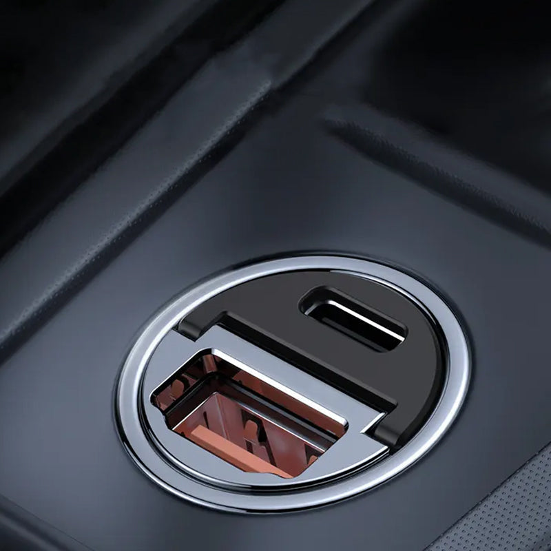 "Svart och silver, multikompatibel snabbladdande billaddare med USB och Typ-C portar för bilen, kompakt och säker."