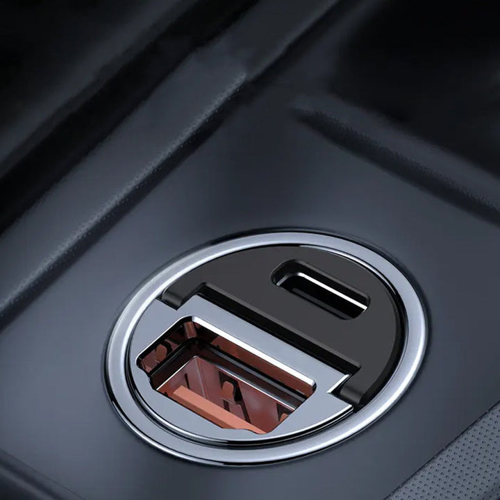 "Svart och silver, multikompatibel snabbladdande billaddare med USB och Typ-C portar för bilen, kompakt och säker."