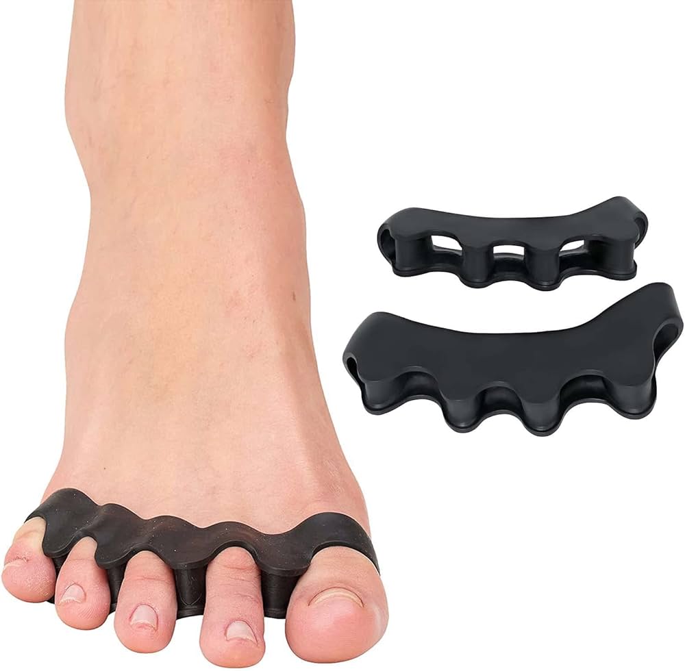 "Svart tåseparerare i silikon för Hallux Valgus, flexibel design, lämplig för barfota, strumpor och skor."
